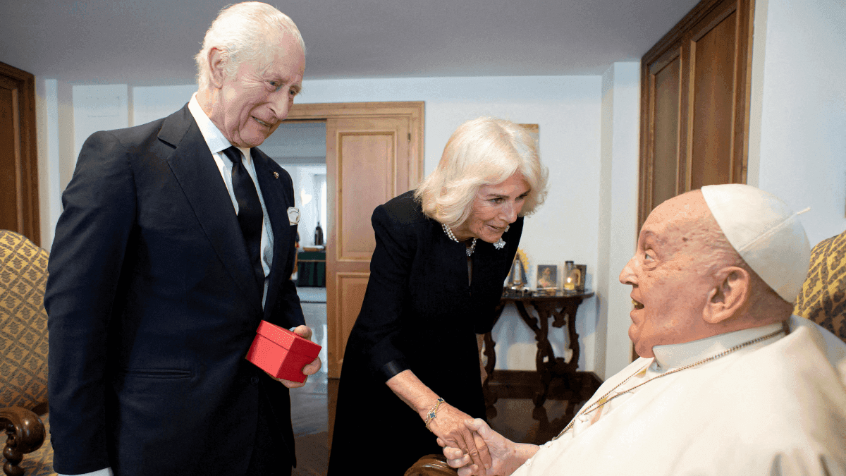 Papa Francisco se reúne com rei Charles III e rainha Camilla