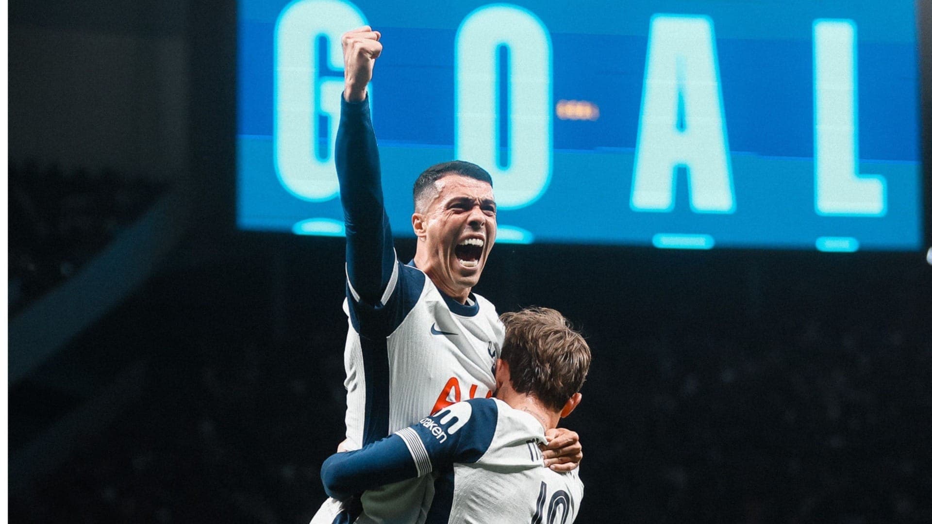 Pedro Porro comemora o gol marcado no empate do Tottenham