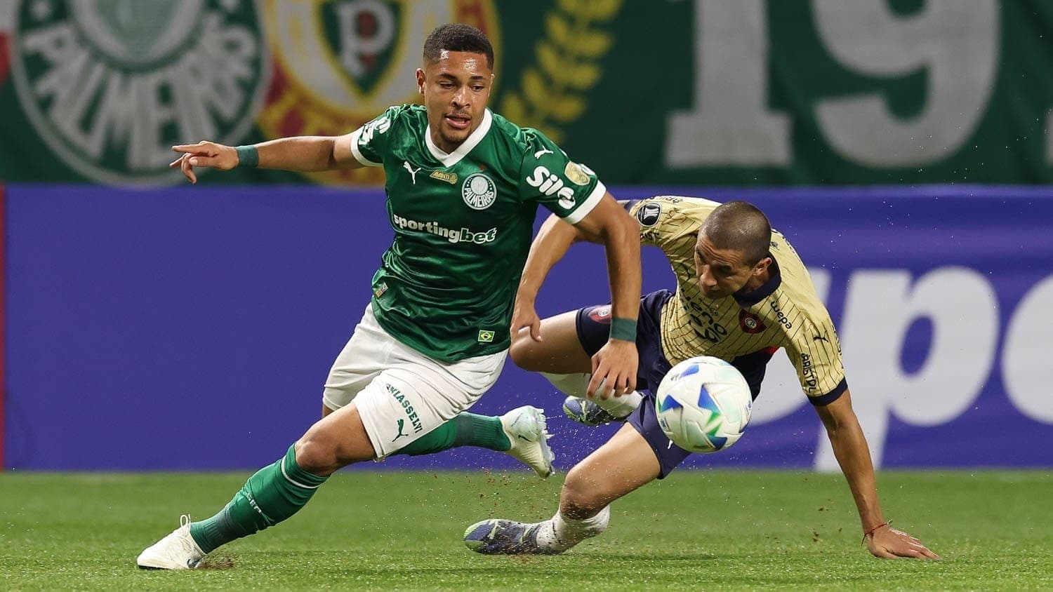 Vitor Roque, do Palmeiras, ainda não anotou gols no retorno ao Brasil