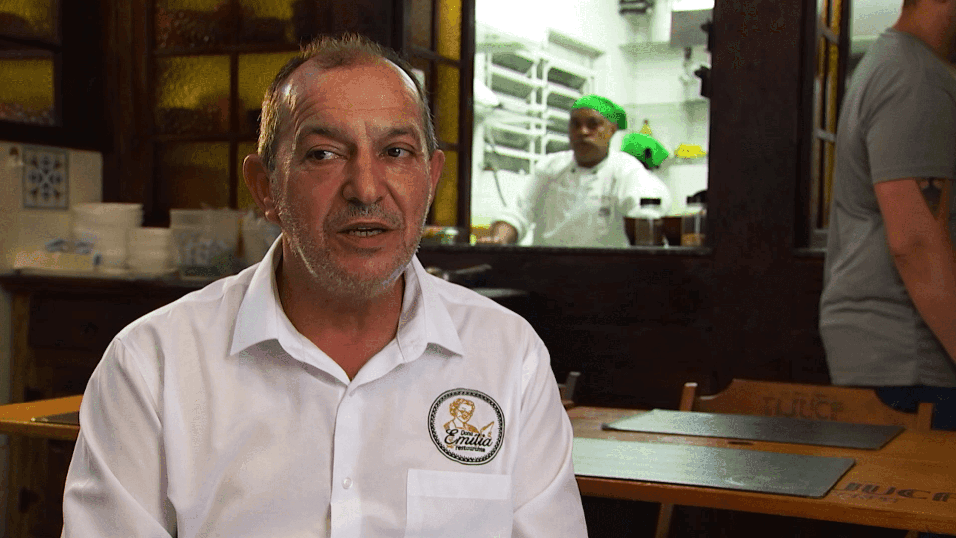 Celestino, proprietário do "Dona Emília" mostra como ficou o restaurante após Jacquin