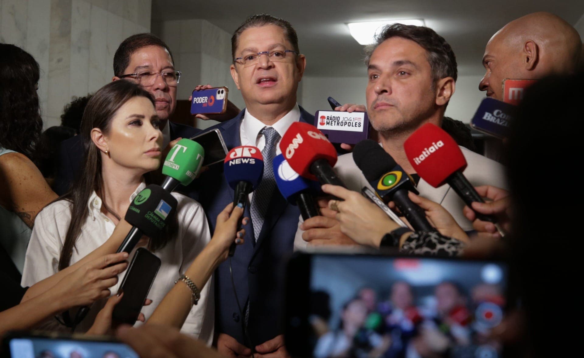 Deputados da oposição, que pleiteiam a anistia do 8 de Janeiro, durante coletiva após reunião de líderes