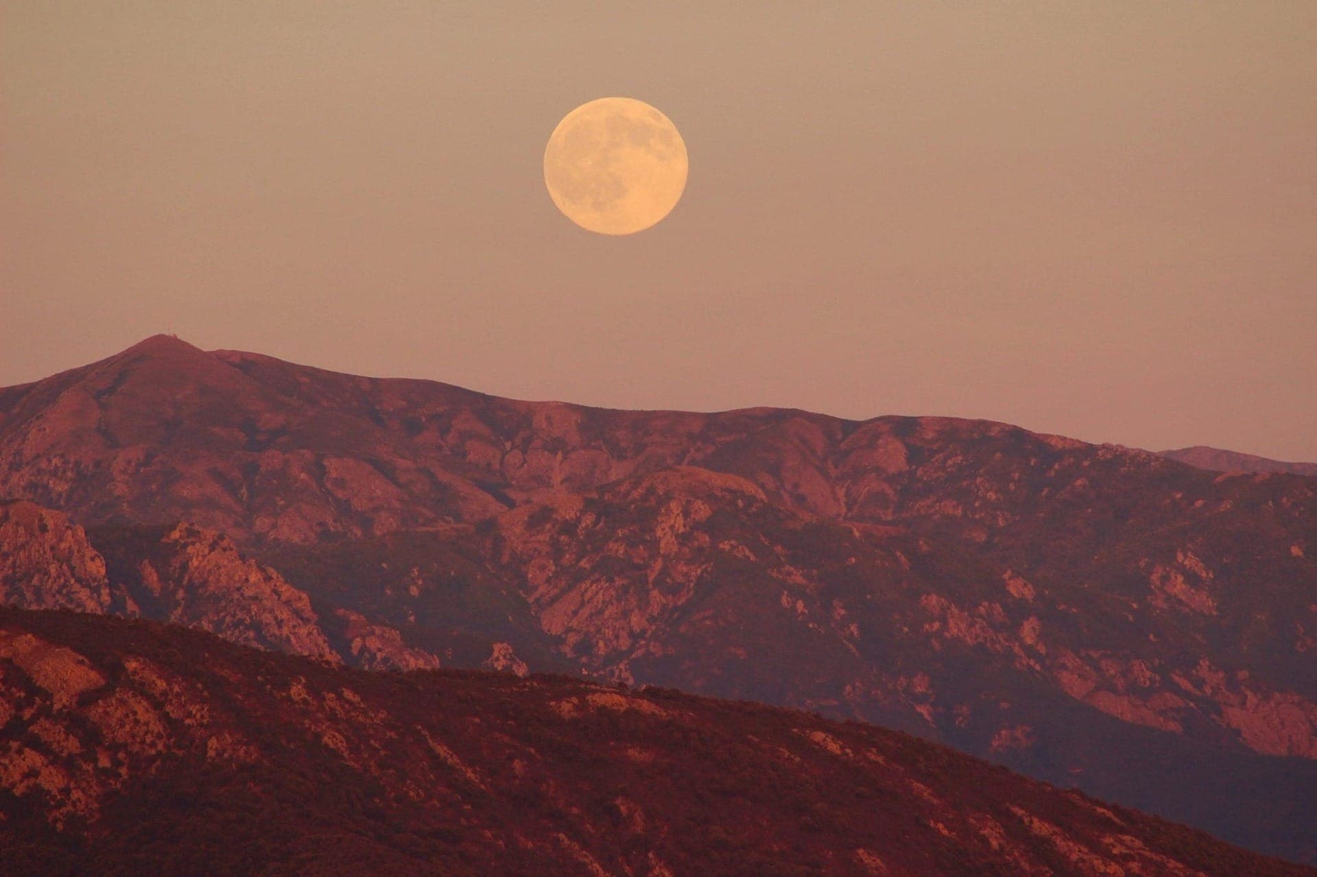 Lua cheia de abril 2025: significado da Lua em Libra e como aproveitar