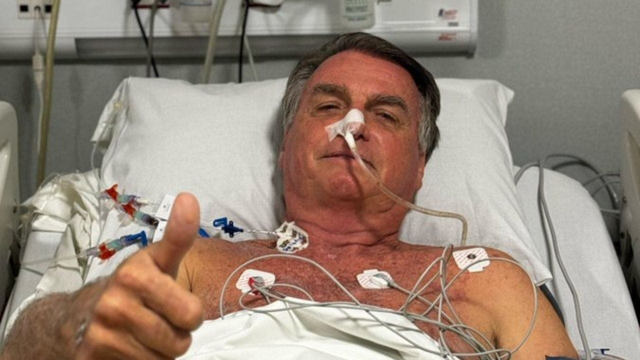 O ex-presidente Jair Bolsonaro em leito de hospital de Natal