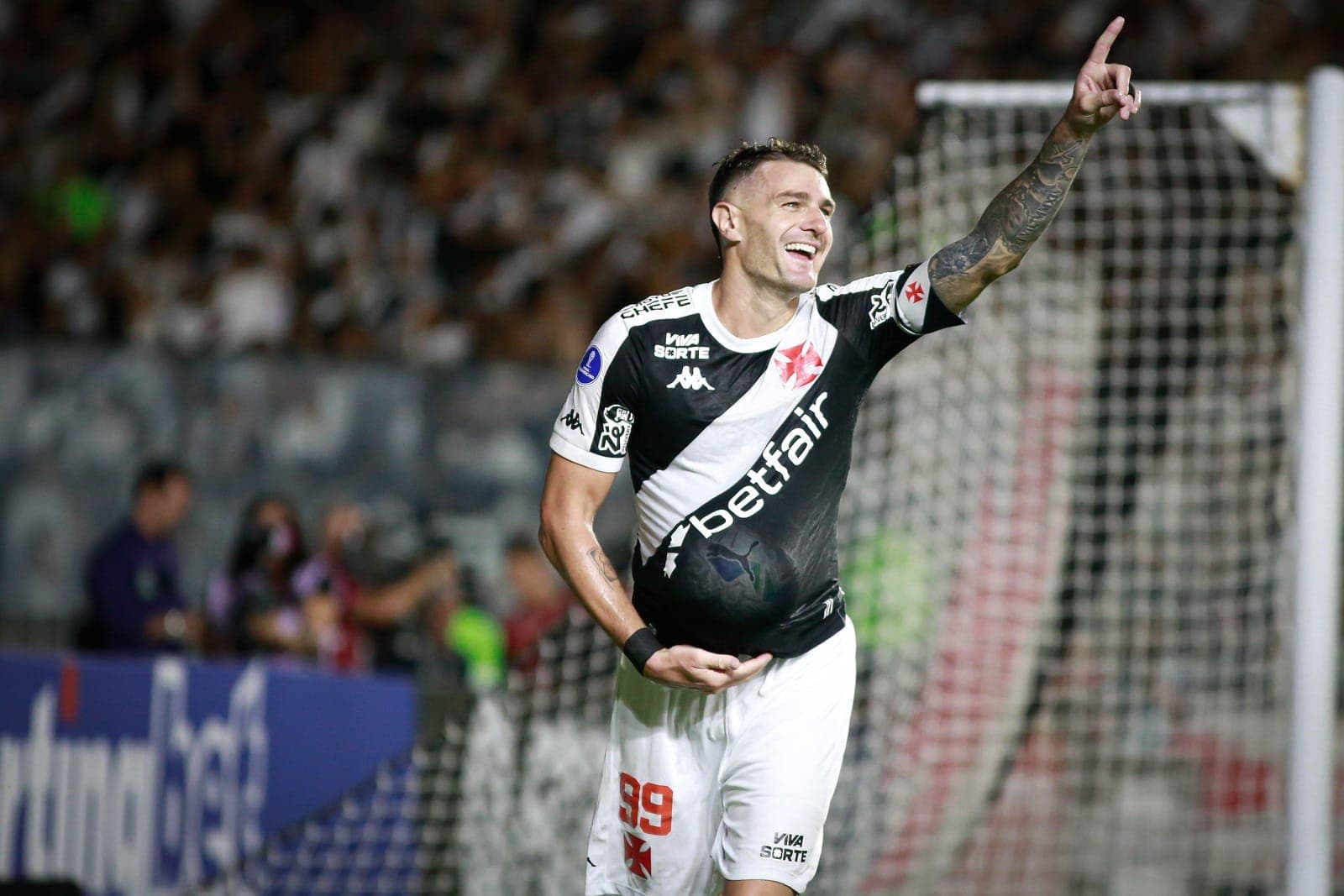 Vegetti anotou dois gols e ajudou o Vasco a se reabilitar no Brasileirão