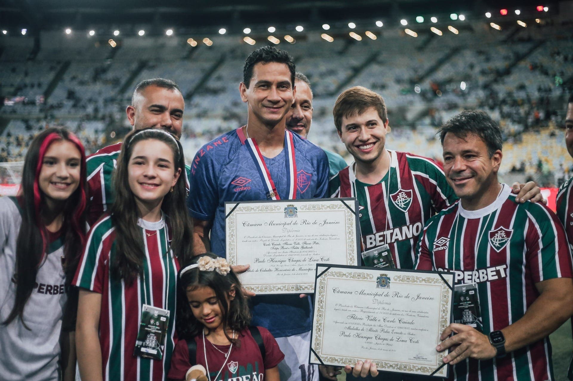 A homenagem aconteceu neste domingo (13), antes do jogo no Maracanã
