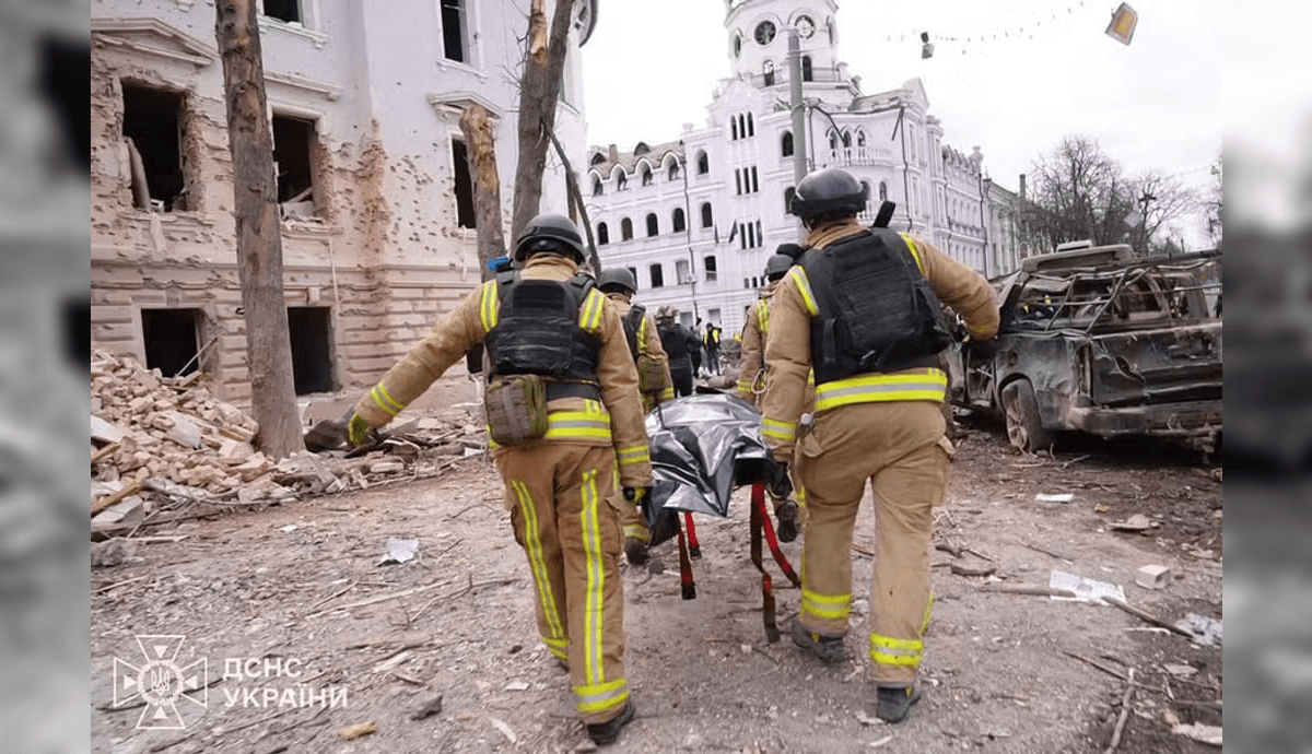 Ataque russo deixa 32 mortos na Ucrânia; Zelensky chama Rússia de “escória”