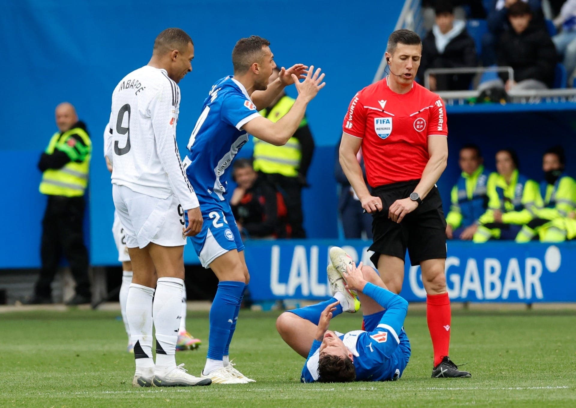 Mbappé foi expulso após entrada dura em jogador do Alavés