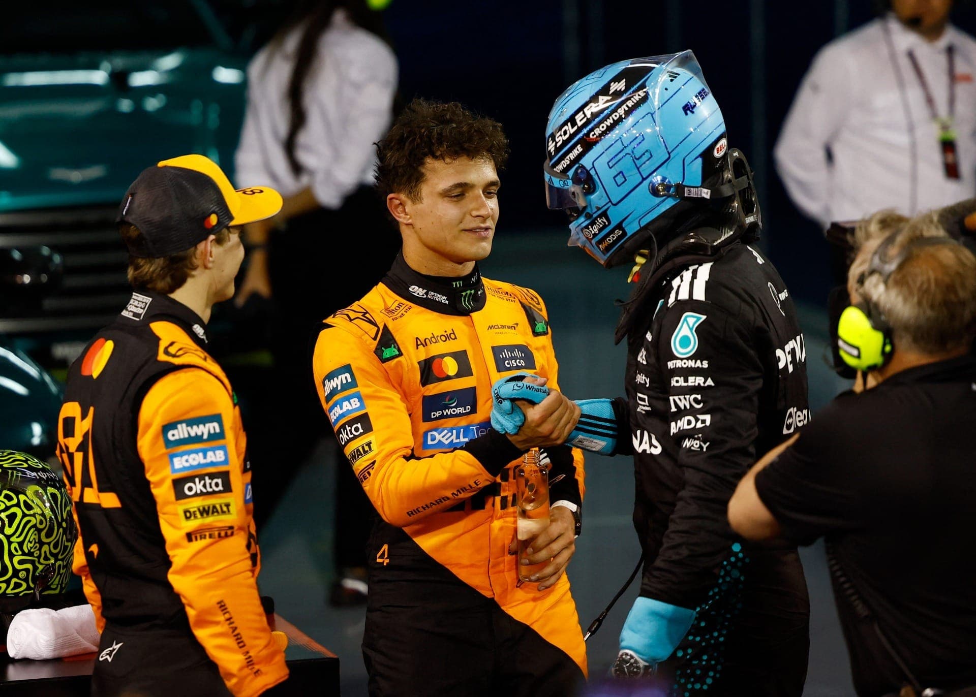 Norris cumprimenta Russell (à esq.) após o GP do Bahrein