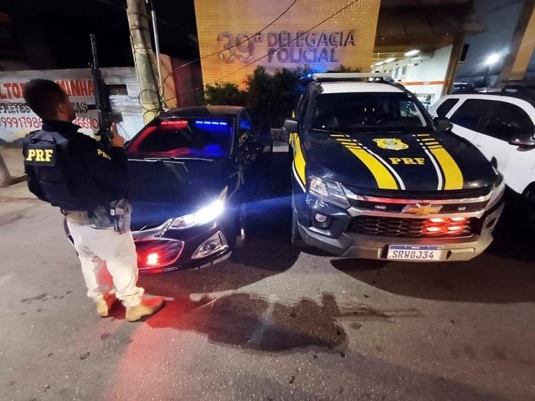 O motorista foi levado para a delegacia e deve responder por uso de sinal identificador falso e falsidade ideológica