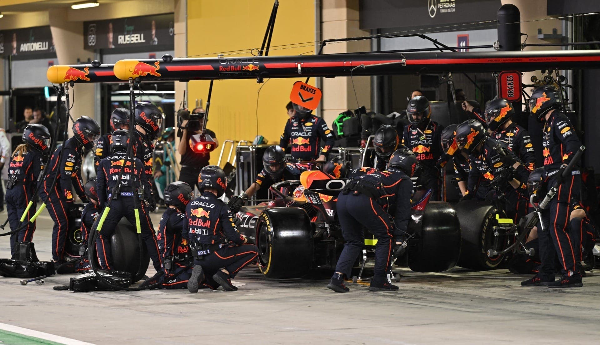 Pit stop de Tsunoda no Bahrein: Red Bull com problemas