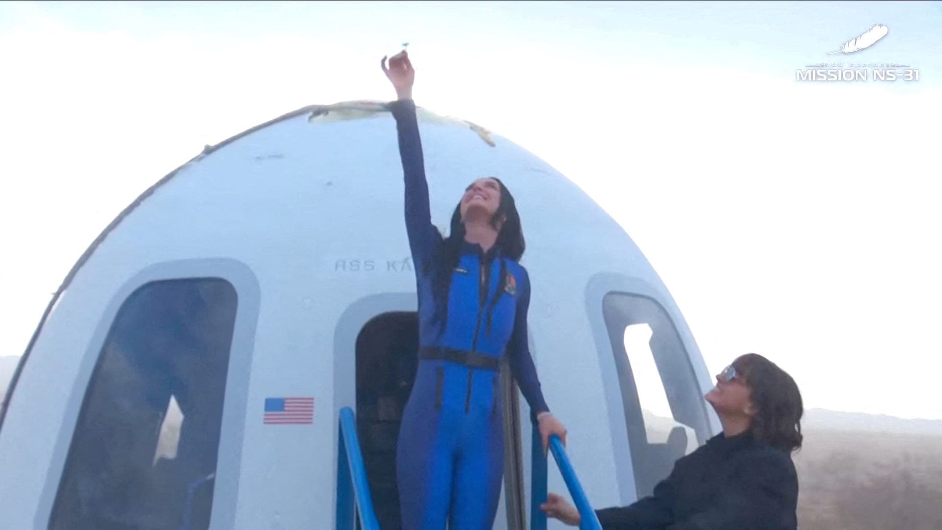 Estrela pop Katy Perry sai da cápsula que a trouxe de volta à Terra