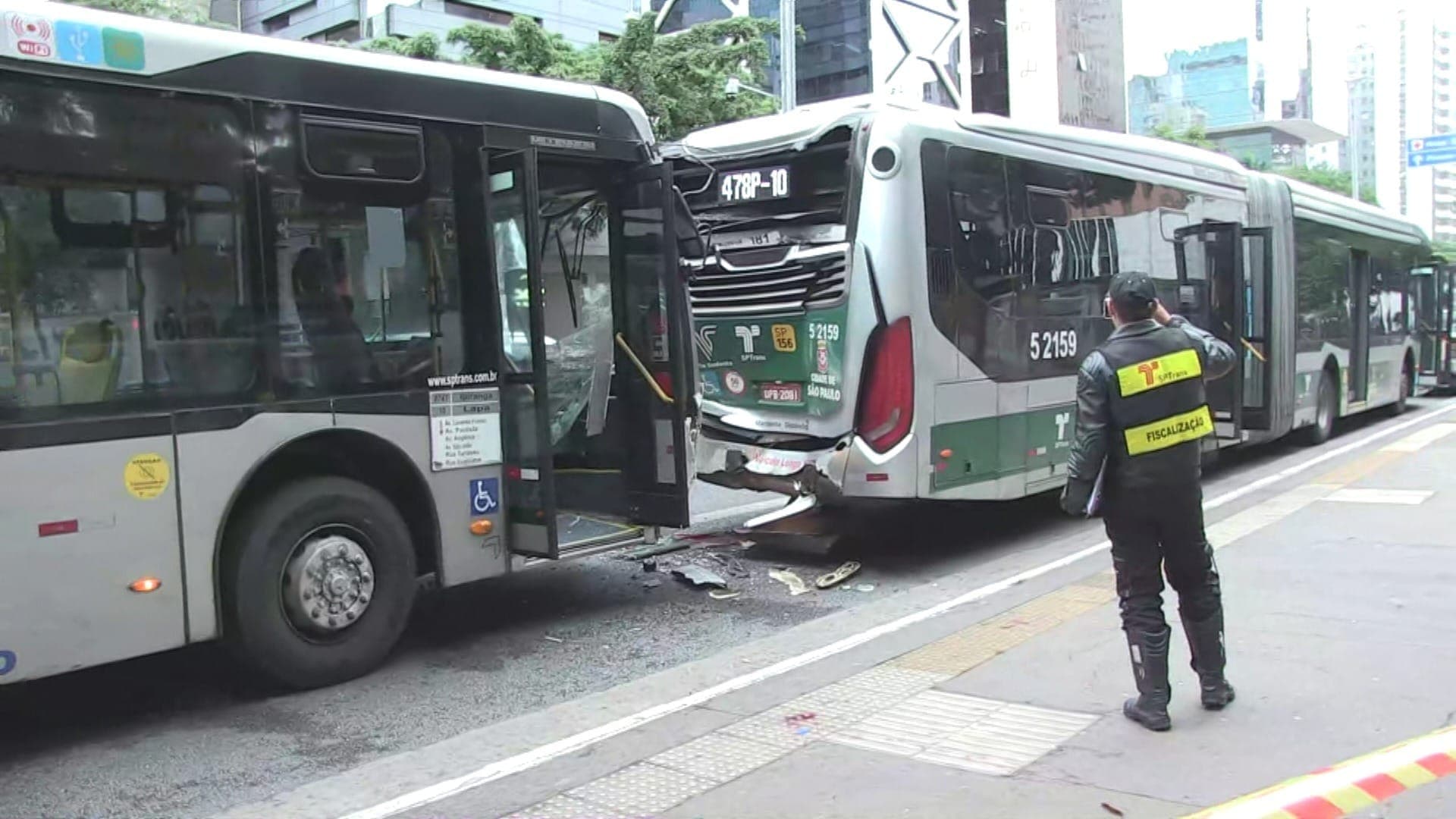 Acidente entre dois ônibus na Avenida Paulista, em SP