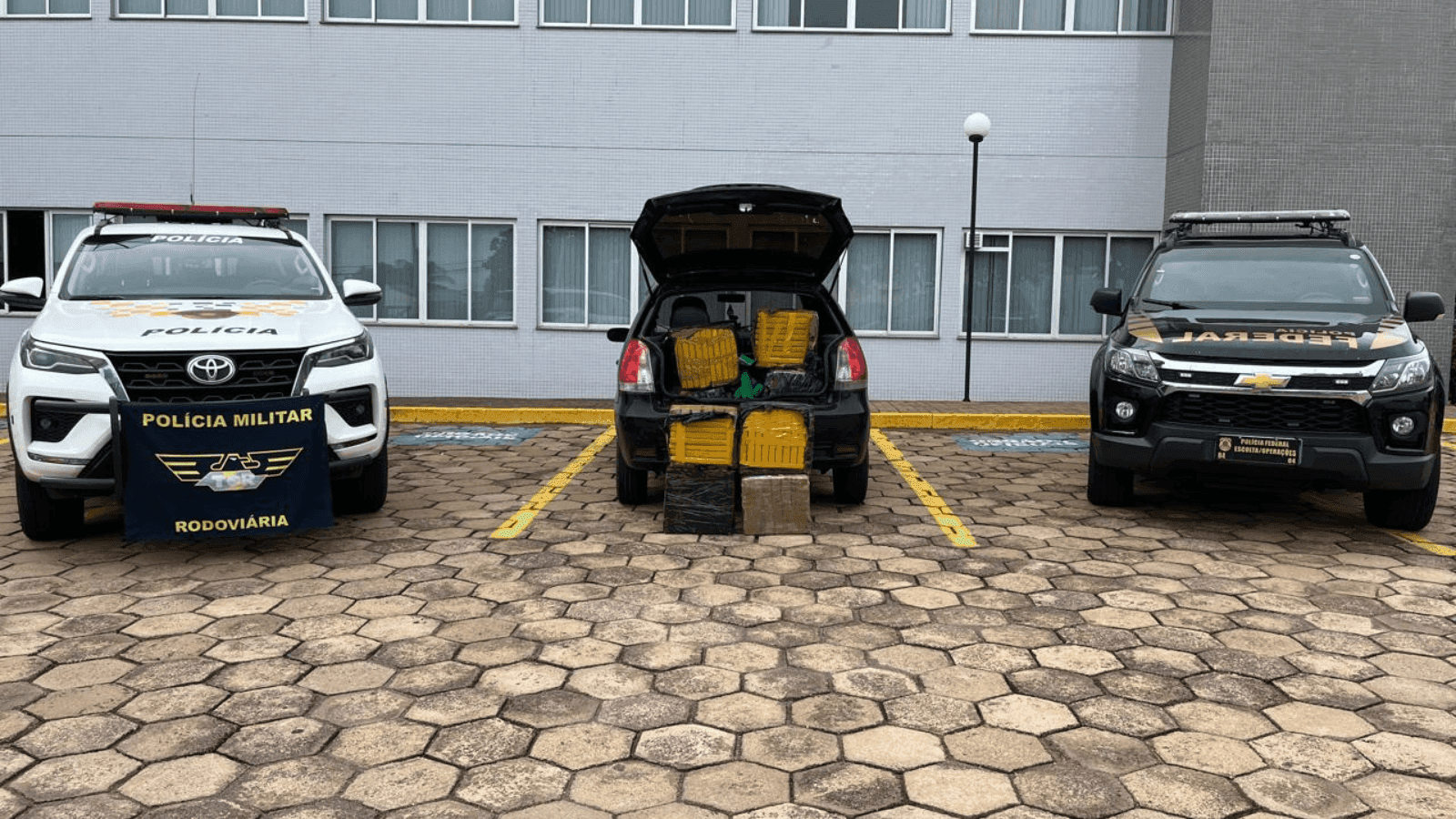 Foram apreendidos mais de 196 quilos de maconha no carro