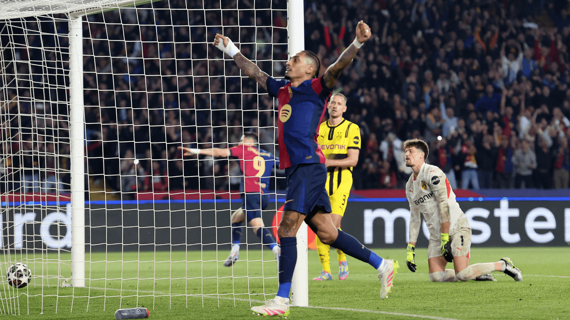 Raphinha marcou na goleada do Barcelona, na ida, na Catalunha