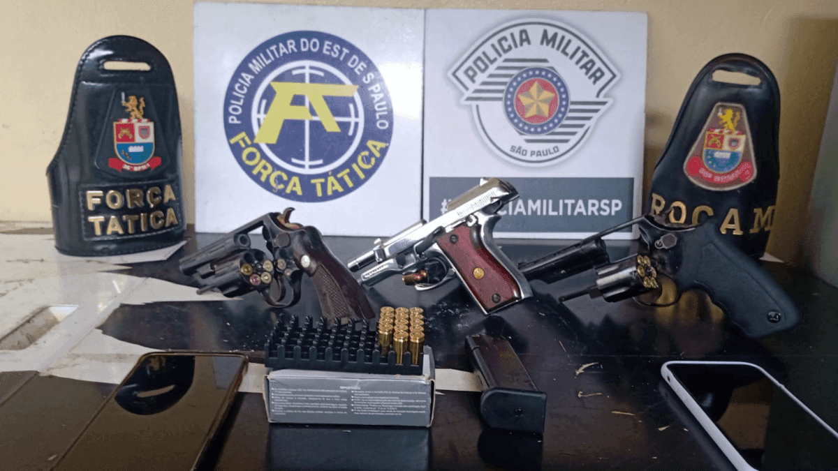 Revólveres e munições apreendidas na final de campeonato municipal em Leme