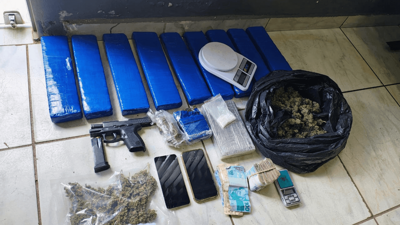 As drogas, arma e munições estavam dentro da casa do suspeito