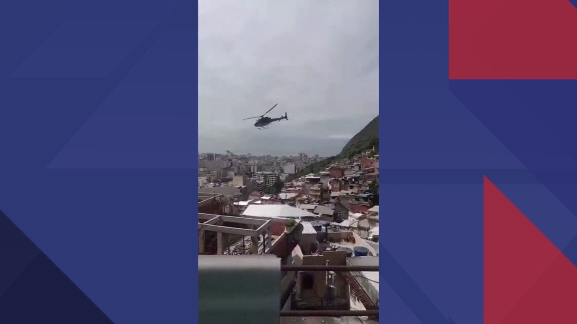 Helicóptero sobrevoa sob tiros as casas na Ladeira dos Tabajaras