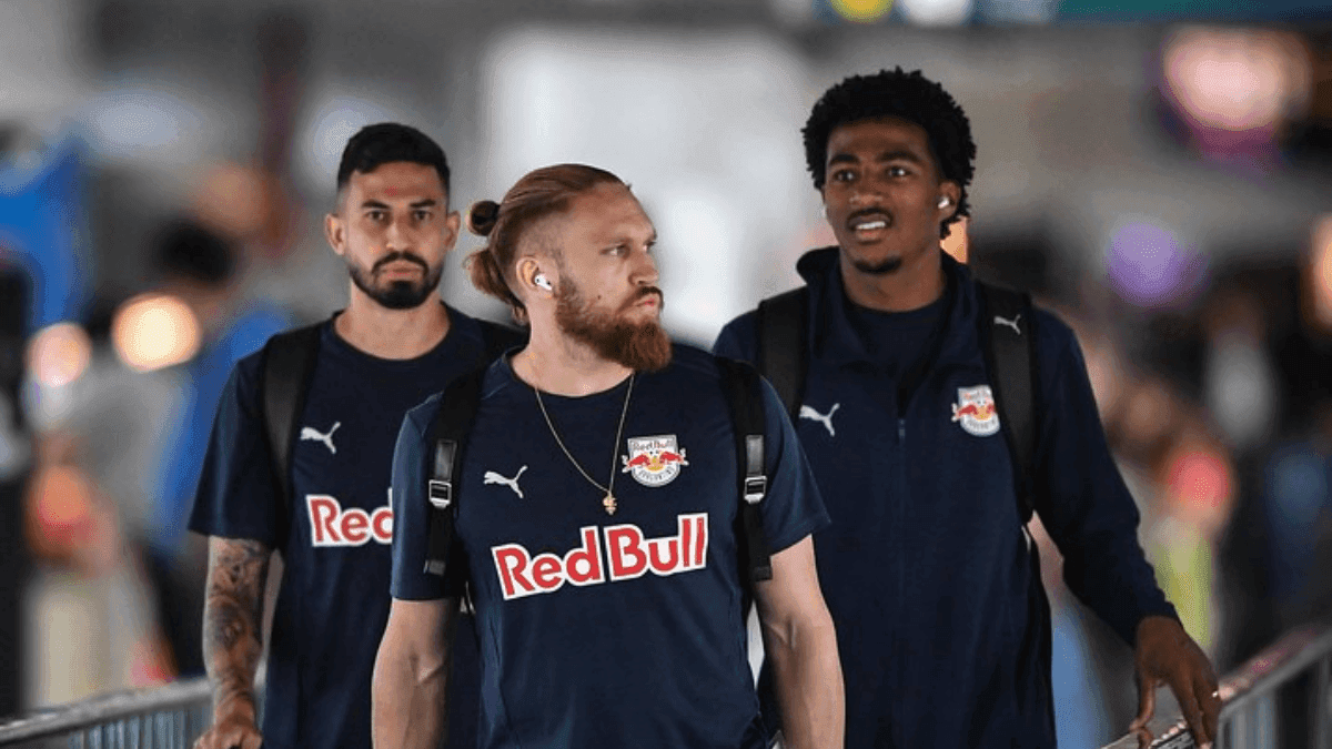 Os jogadores e a comissão técnica viajaram nesta terça-feira para o confronto