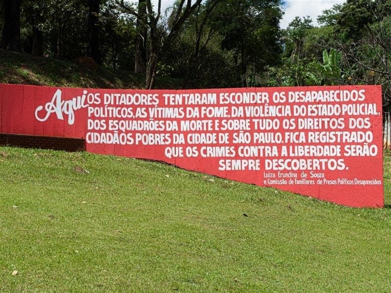 Vala foi descoberta nos anos 70 e divulgada em 1990, somente após a ditadura. No local, vários restos mortais de presos políticos e ossasas sem identificação foram encontrados