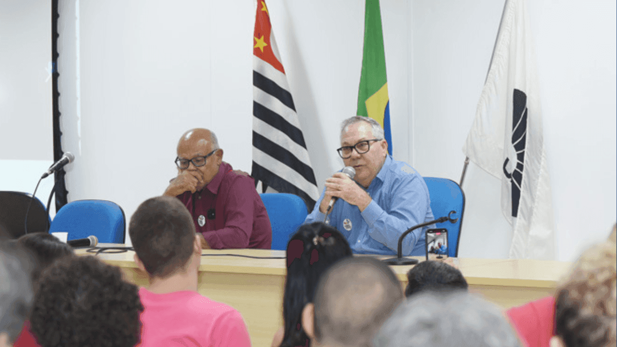 Fernando Coelho (à esquerda) e Paulo Cesar Montagner (à direita) durante discurso de vitória