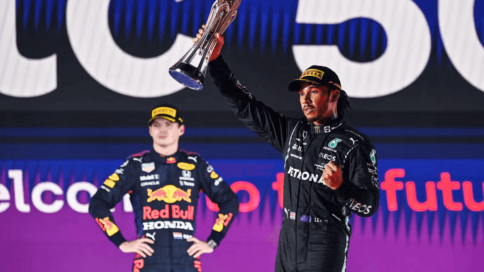 Hamilton venceu Verstappen em caótico da Arábia Saudita na disputa pelo título de 2021 Crédito: Fórmula 1