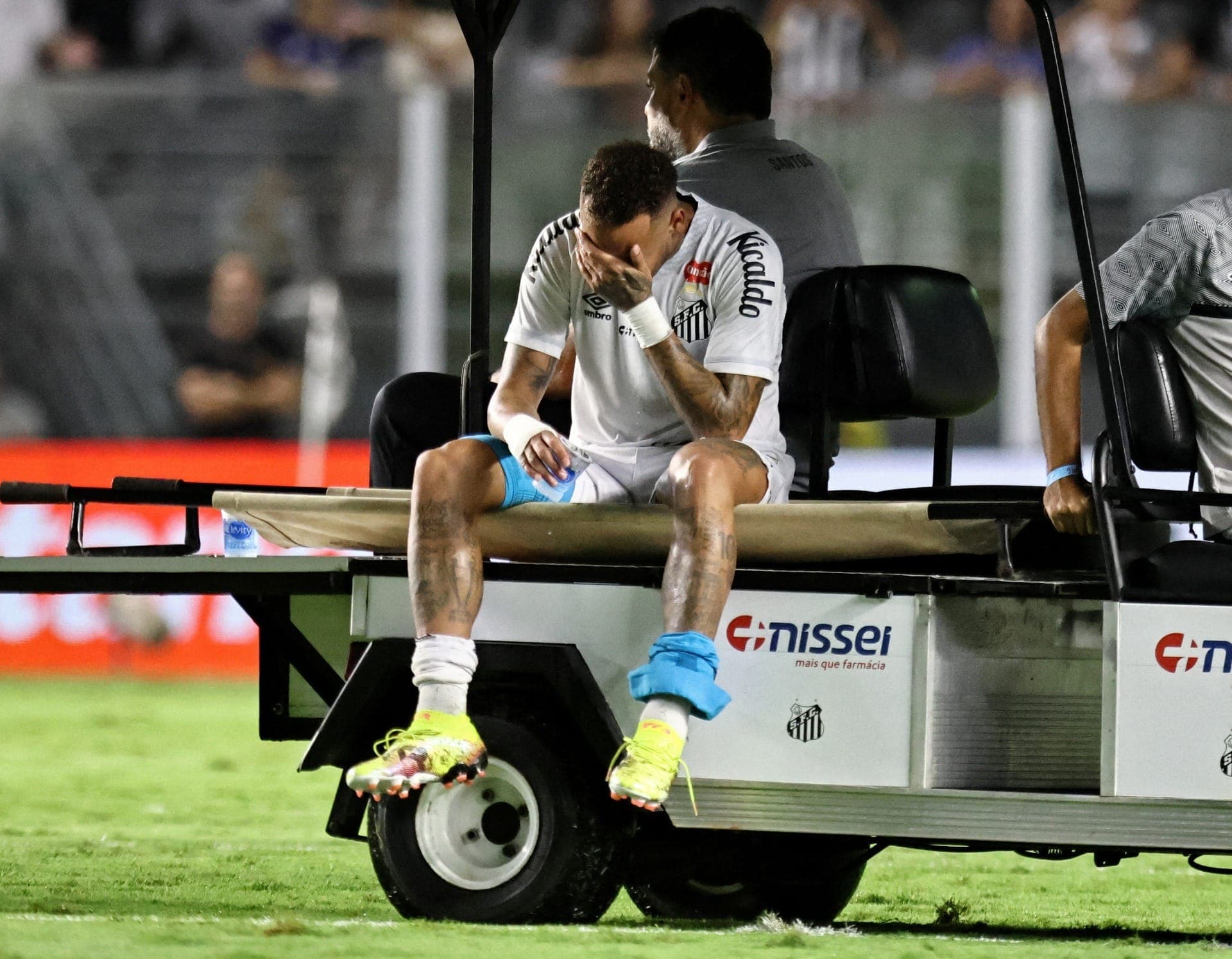 Jogador foi substituído ainda no primeiro tempo com uma lesão na coxa