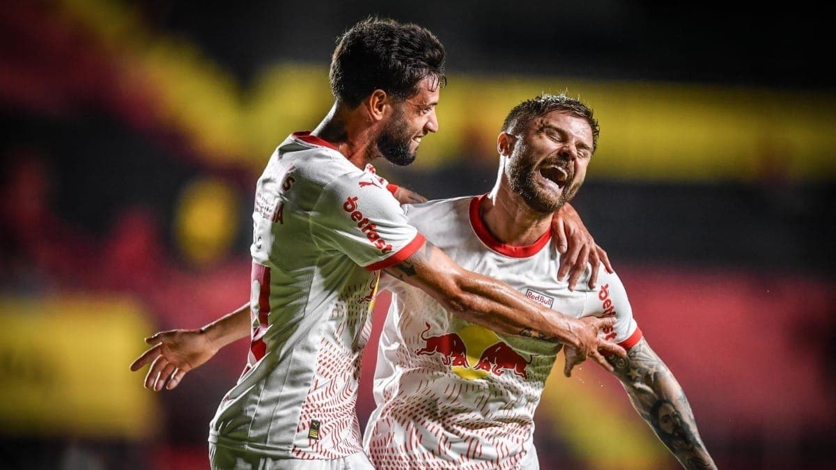 Juninho Capixaba, autor do gol da vitória, e Eduardo Sasha, respectivamente