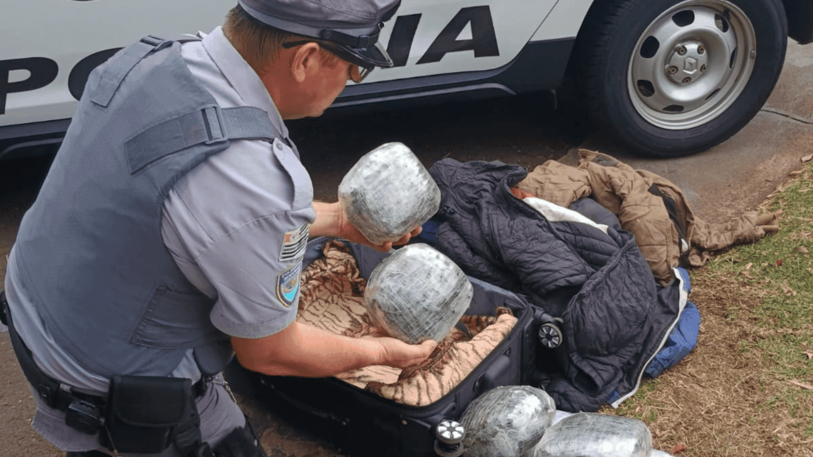 A droga estava escondida na mala de um dos suspeitos
