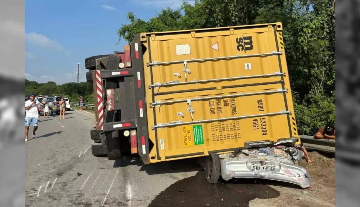 Carreta com contêiner tomba e mata três pessoas no litoral de SP
