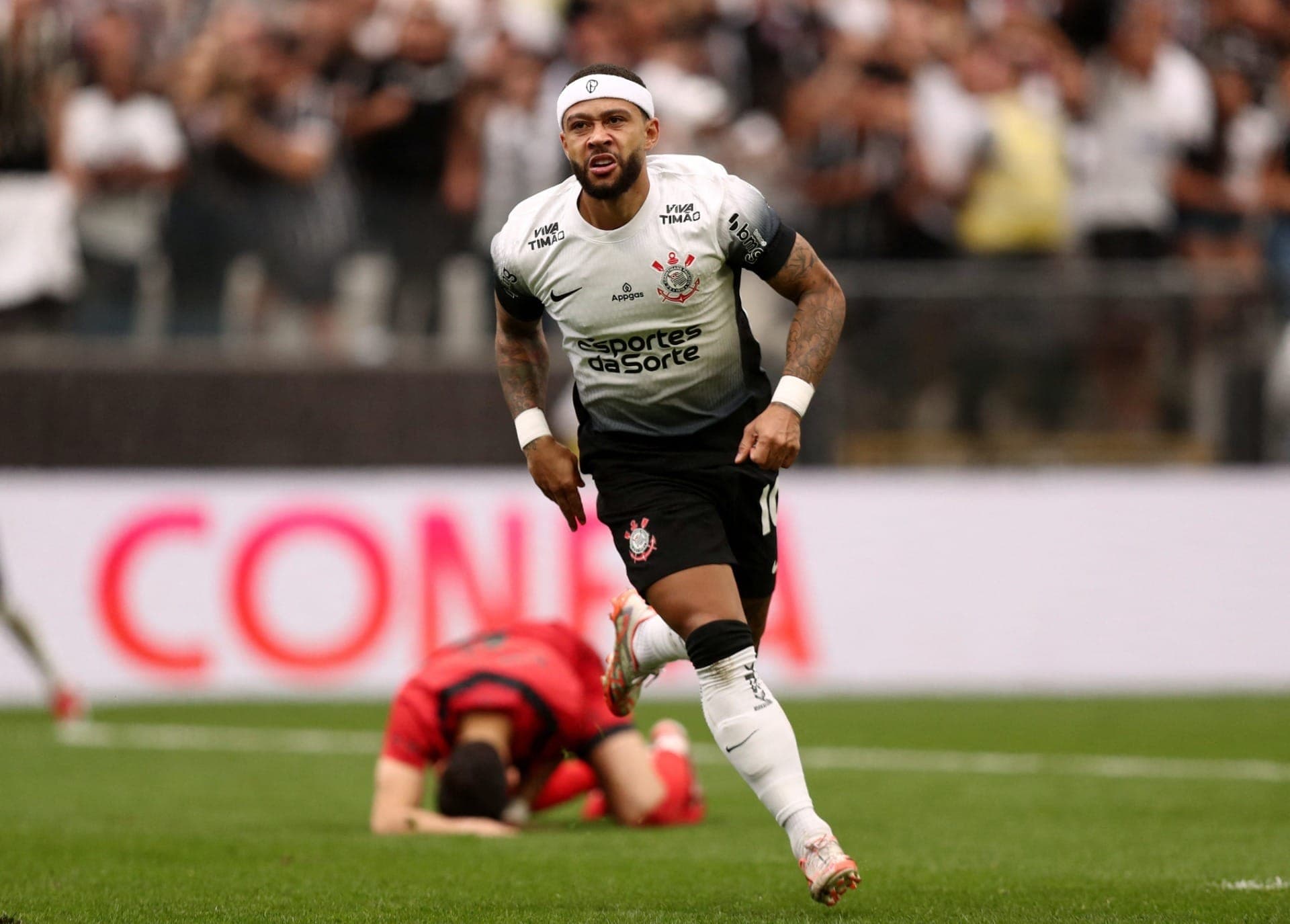 Memphis Depay, do Corinthians, comemora seu primeiro gol contra o Sport