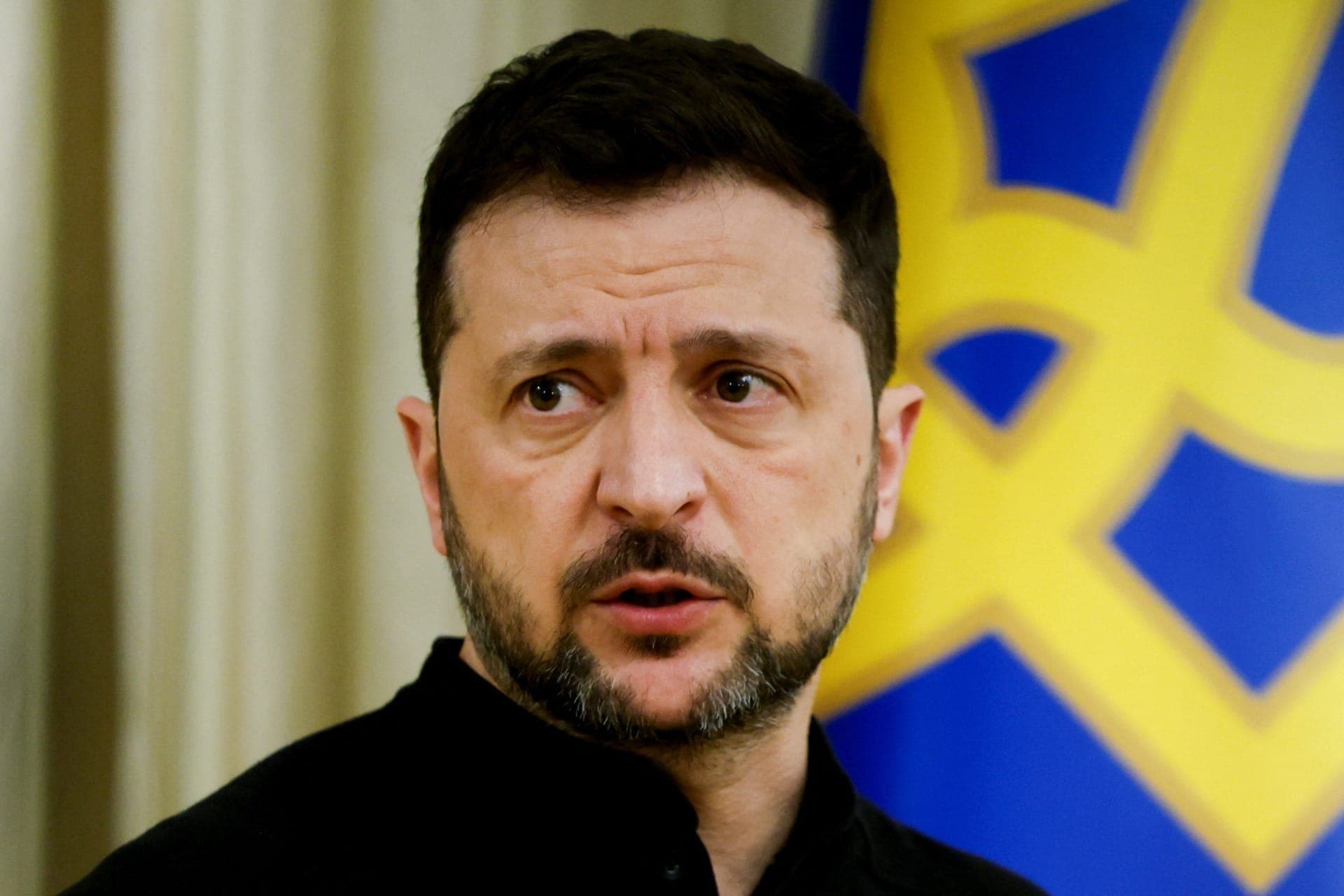 Presidente da Ucrânia, Volodymyr Zelenskiy, participa de uma coletiva de imprensa em meio ao ataque da Rússia