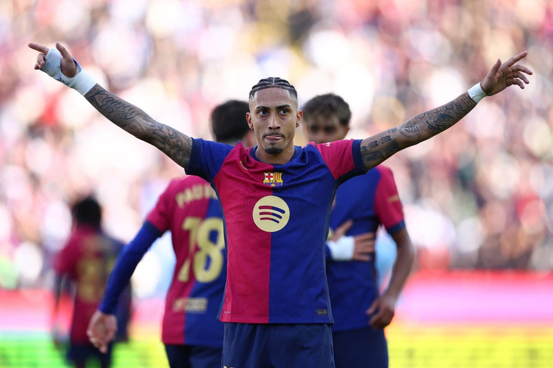 Raphinha, do FC Barcelona, comemora o quarto gol da equipe culé