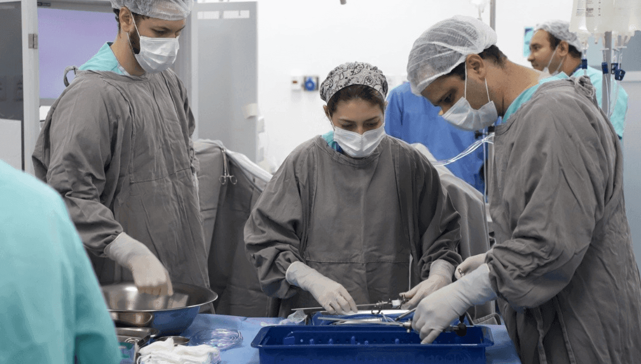 Profissionais da saúde durante cirurgia no Hospital Mário Gatti
