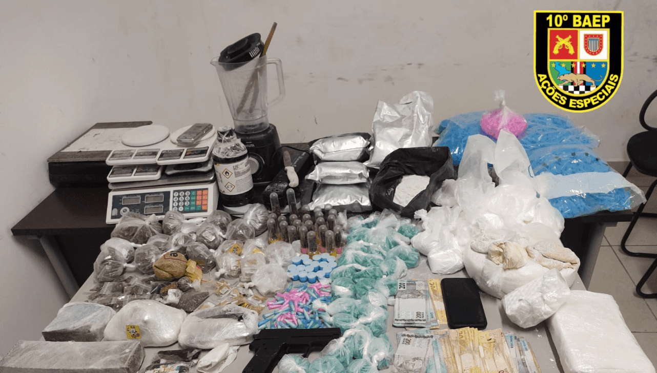 Foram apreendidos substâncias ilícitas, material para embalo, arma falsa e dinheiro em espécie
