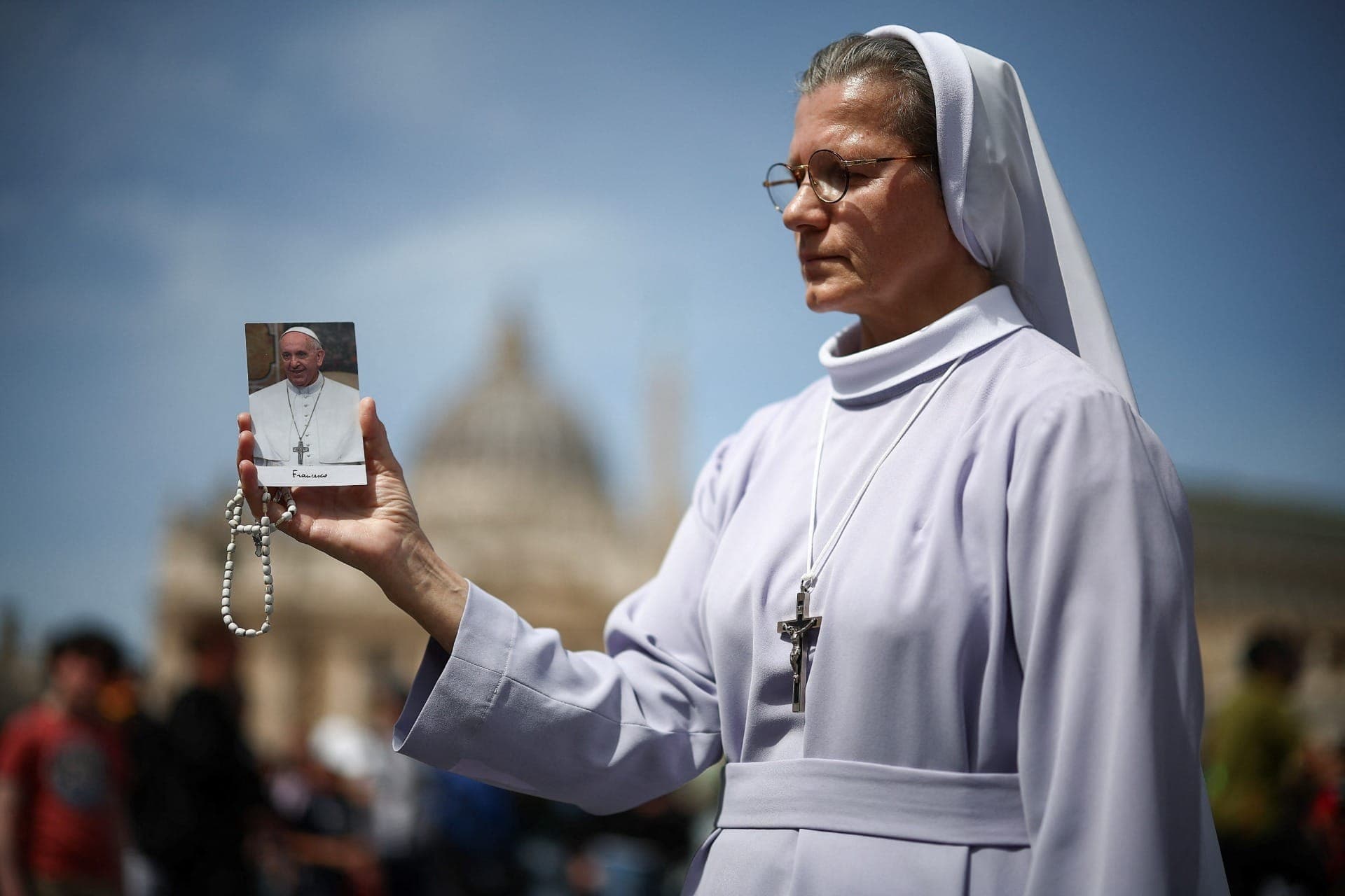 Freira mostra imagem do Papa Francisco, que morreu nesta segunda-feira (21)