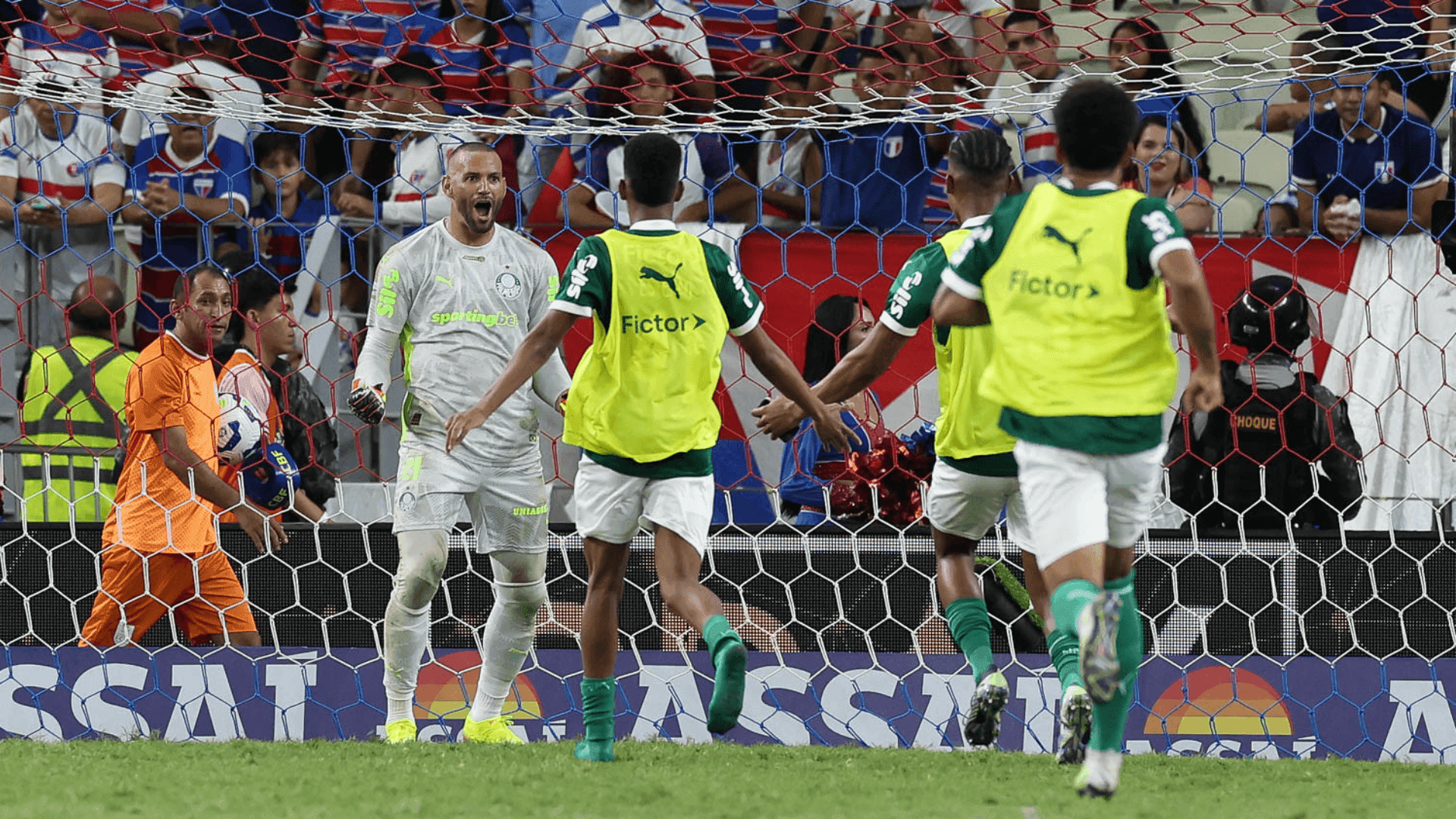 Goleiro Weverton comemora pênalti defendido contra o Fortaleza, no fim, garantindo o Palmeiras na ponta do Brasileirão