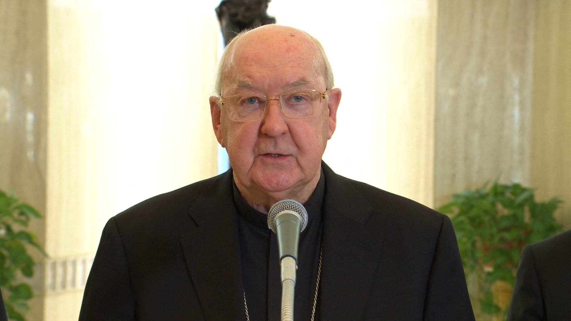 O cardeal Kevin Farrell anuncia a morte do Papa Francisco, no Vaticano, nesta segunda-feira (21)
