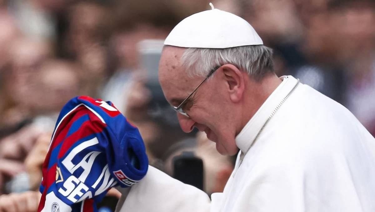 Papa Francisco segura camisa do San Lorenzo, time do coração