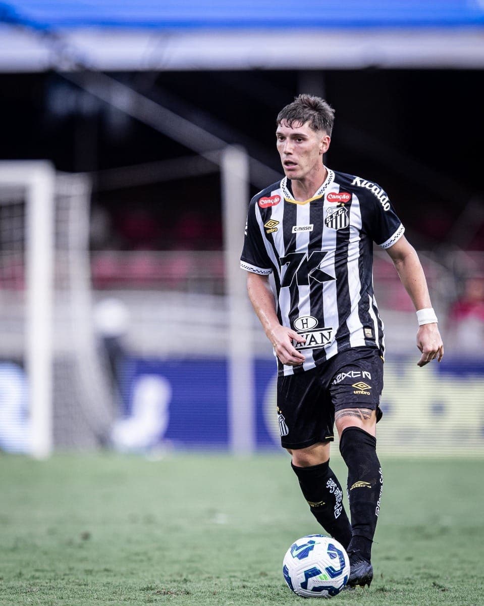 Santos estreou novo patrocinador no clássico contra o São Paulo