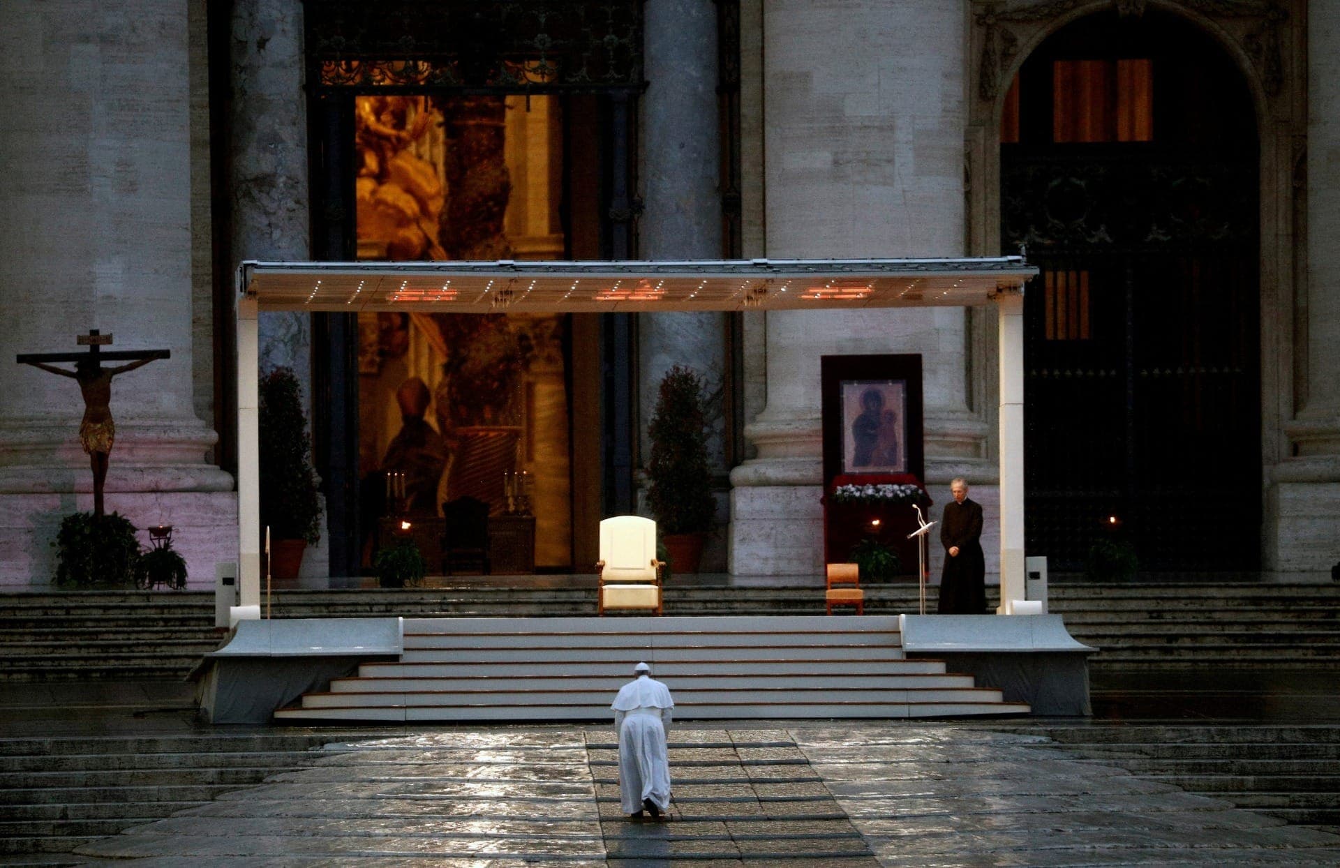 Sozinho, papa Francisco reza na praça de São Pedro durante a pandemia de Covid-19, em 27 de março de 2020