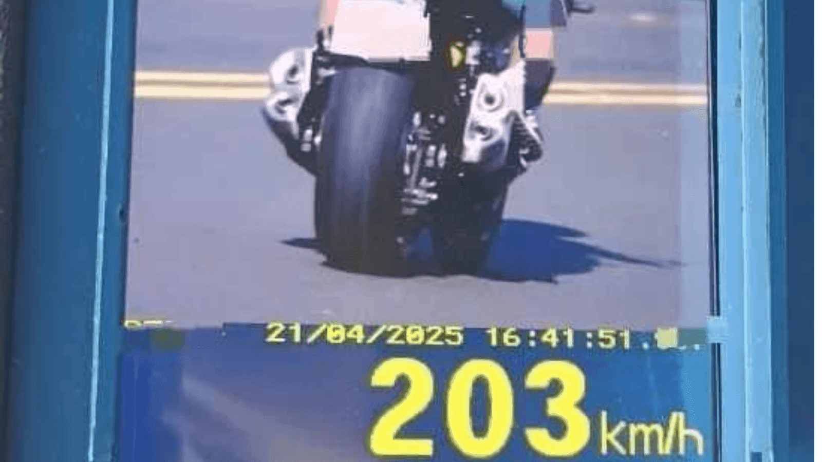 A velocidade máxima permitida no trecho é de 100 Km/h
