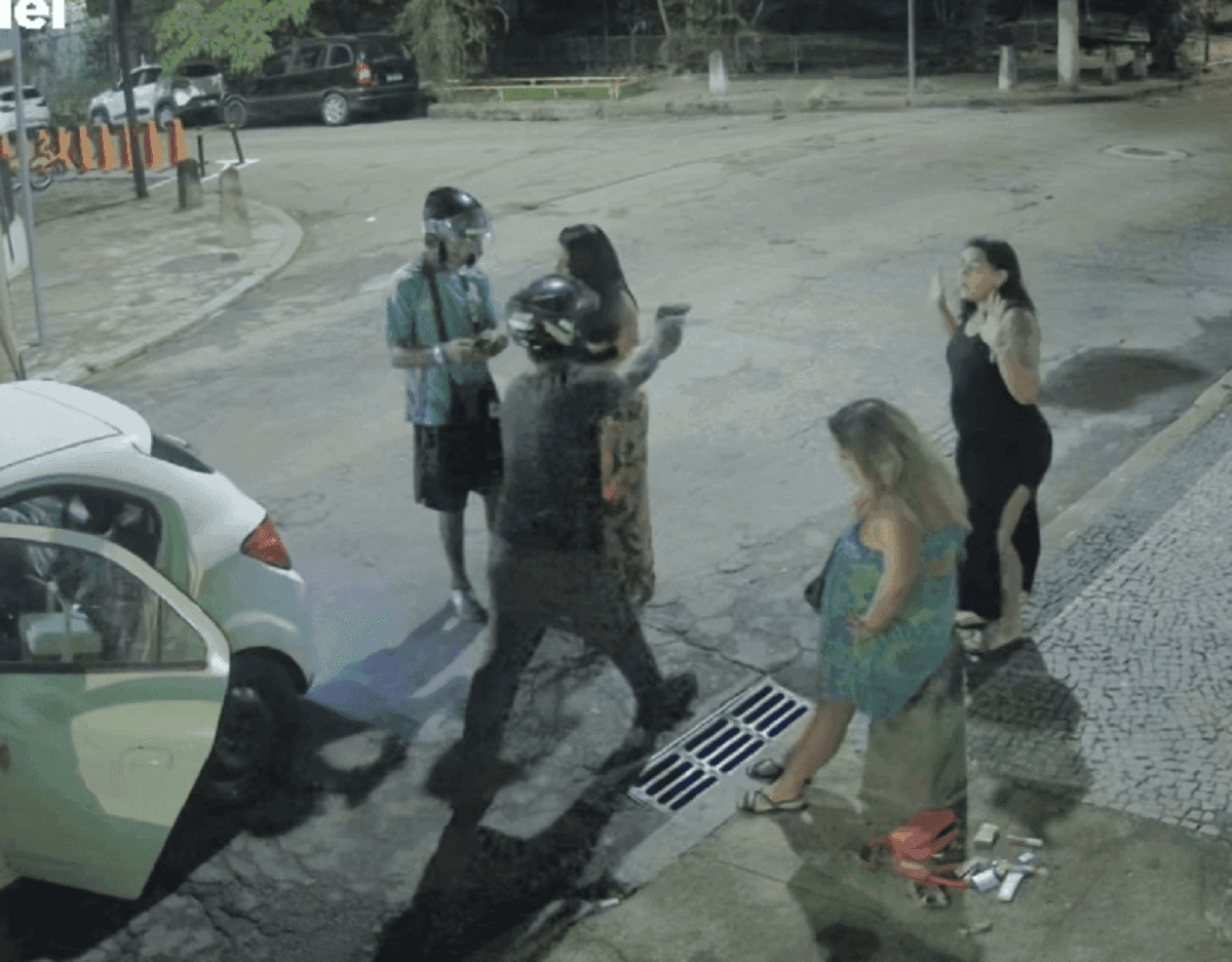 Criminosos aparecem armados e ameaçam outros carros que passam pela rua