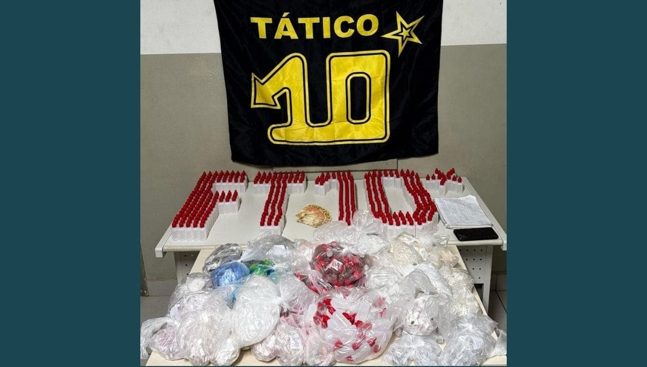 Drogas foram encontradas em uma residência e um barraco