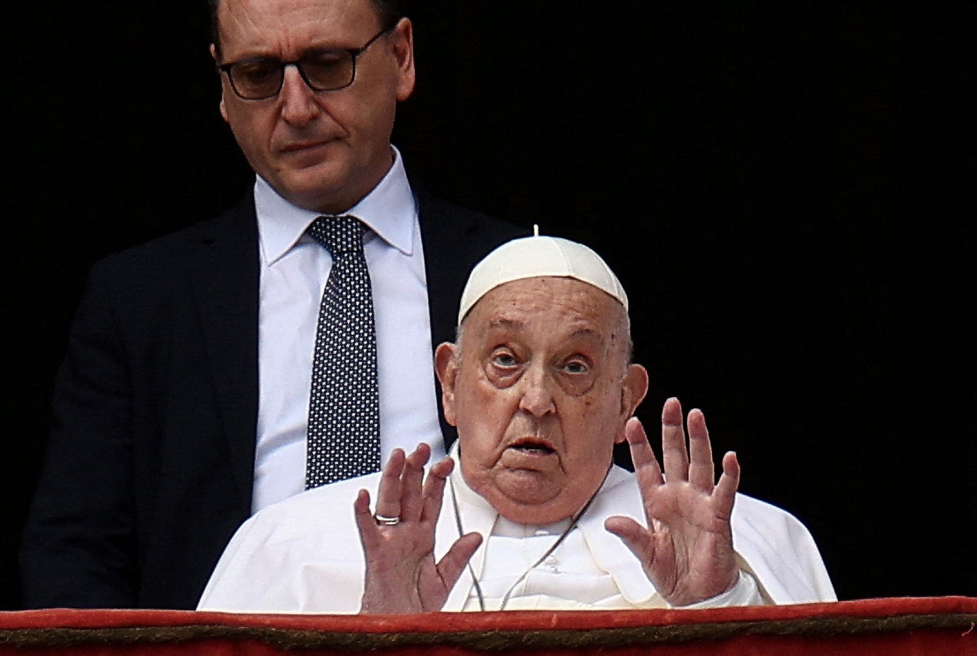 Massimiliano Strappetti ao lado de papa Francisco na Páscoa de 2025