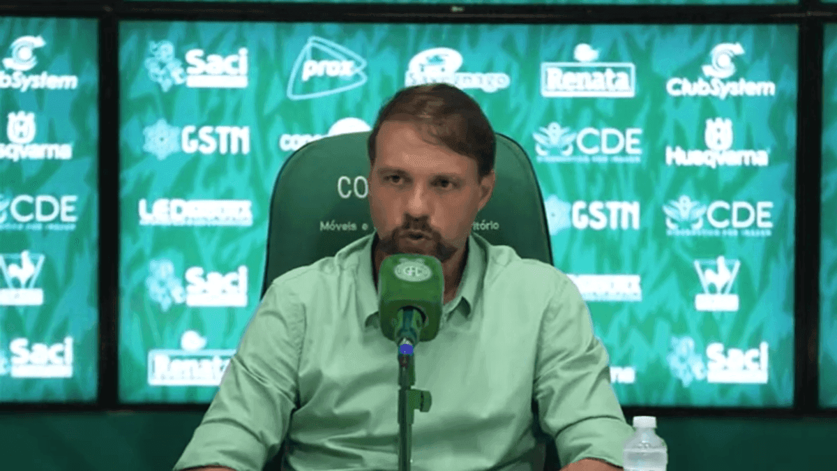 Maurício deixa a equipe após quatro meses e 14 jogos disputados