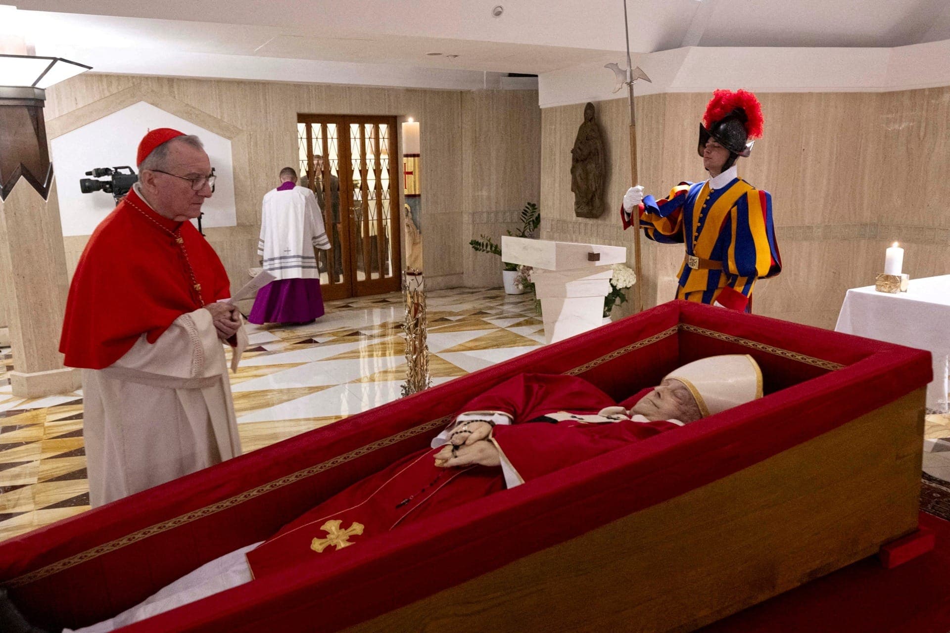 Morte do Santo Padre: Vaticano divulga imagem do papa Francisco no caixão