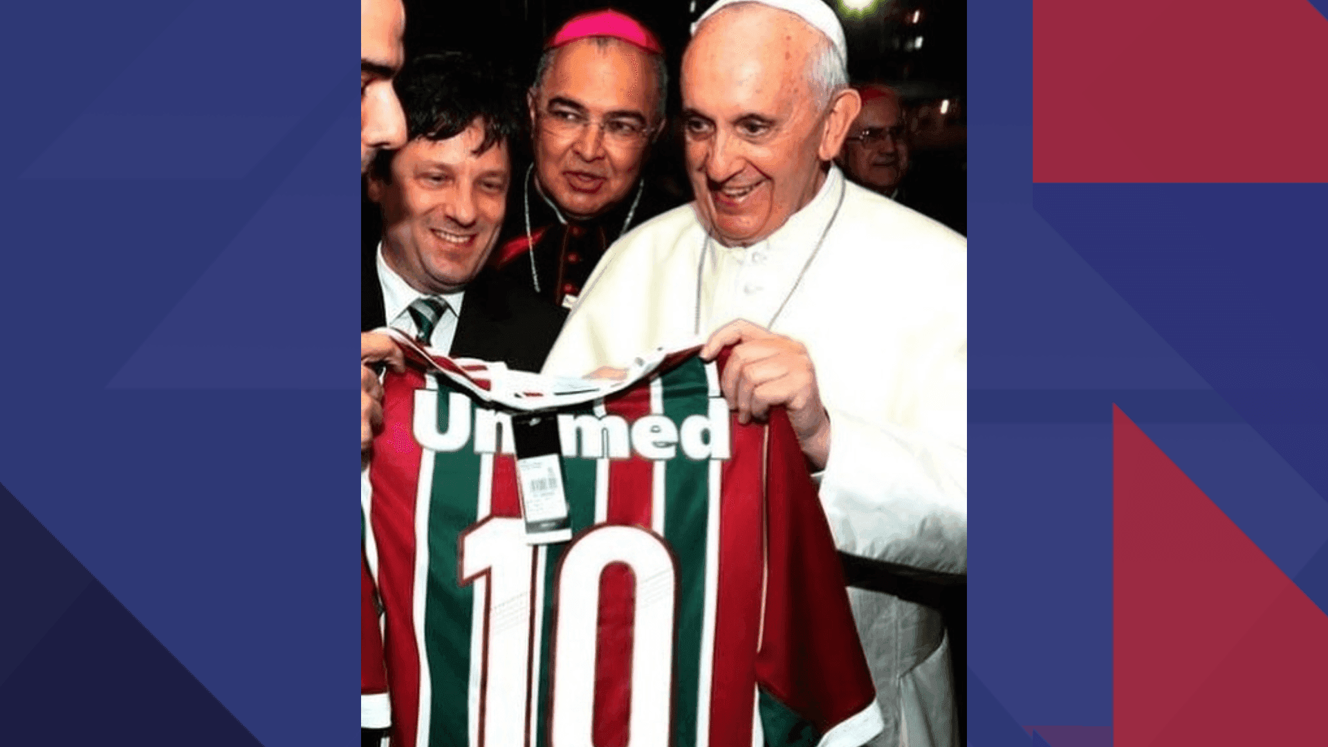 Na sede do Fluminense, o Pontífice recebeu de presente uma camisa oficial do clube