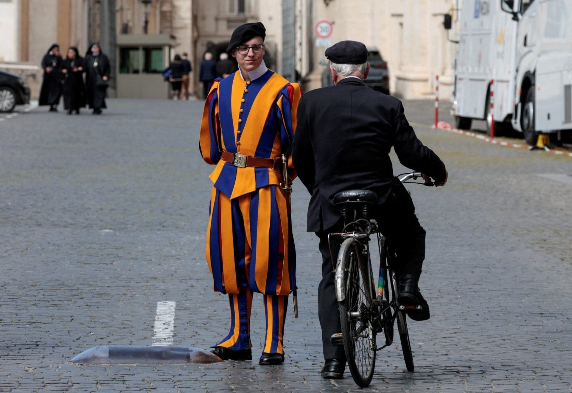 Oficial da Guarda Suíça do Vaticano em traje de gala