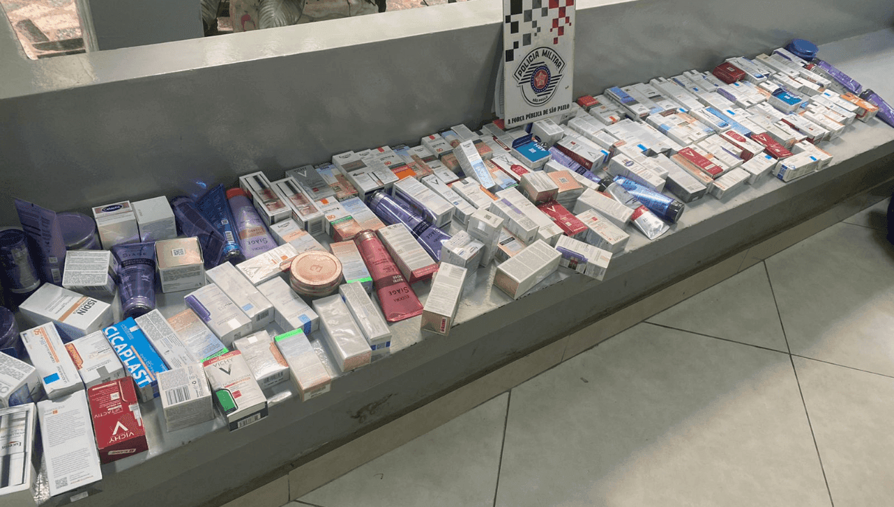 Os policiais localizaram os medicamentos em um carro roubado