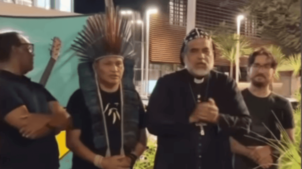 Padre Kelmon em frente do hospital em que Bolsonaro está internado